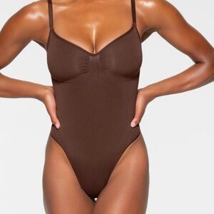 SKIMS Seamless sculpt THONG
BODYSUIT cocoa brown size 2X-3X